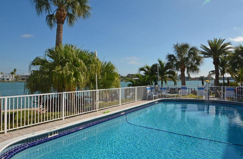סיינט פיט ביץ' Westwinds Waterfront Resort מראה חיצוני תמונה