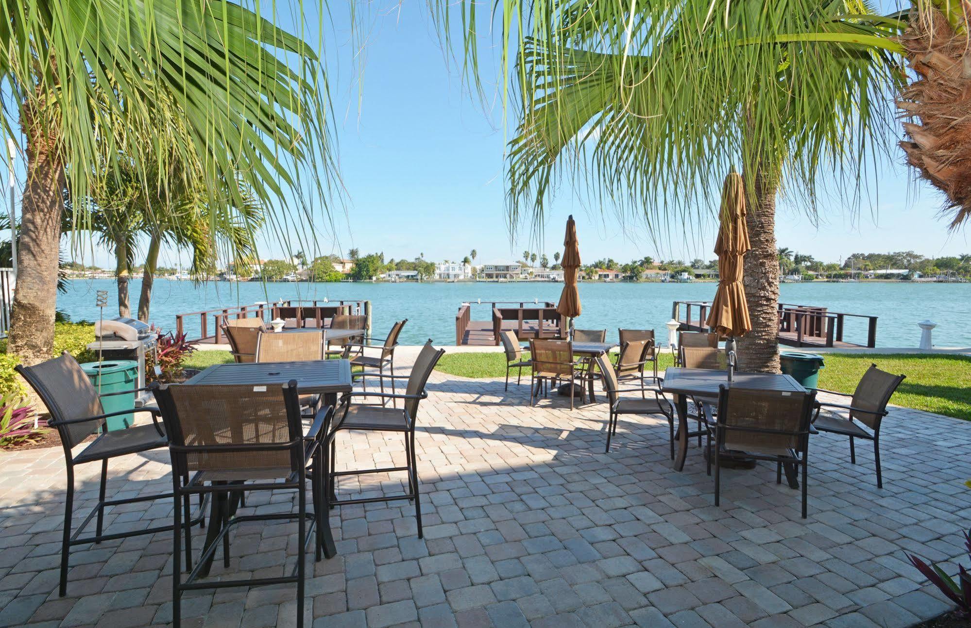 סיינט פיט ביץ' Westwinds Waterfront Resort מראה חיצוני תמונה